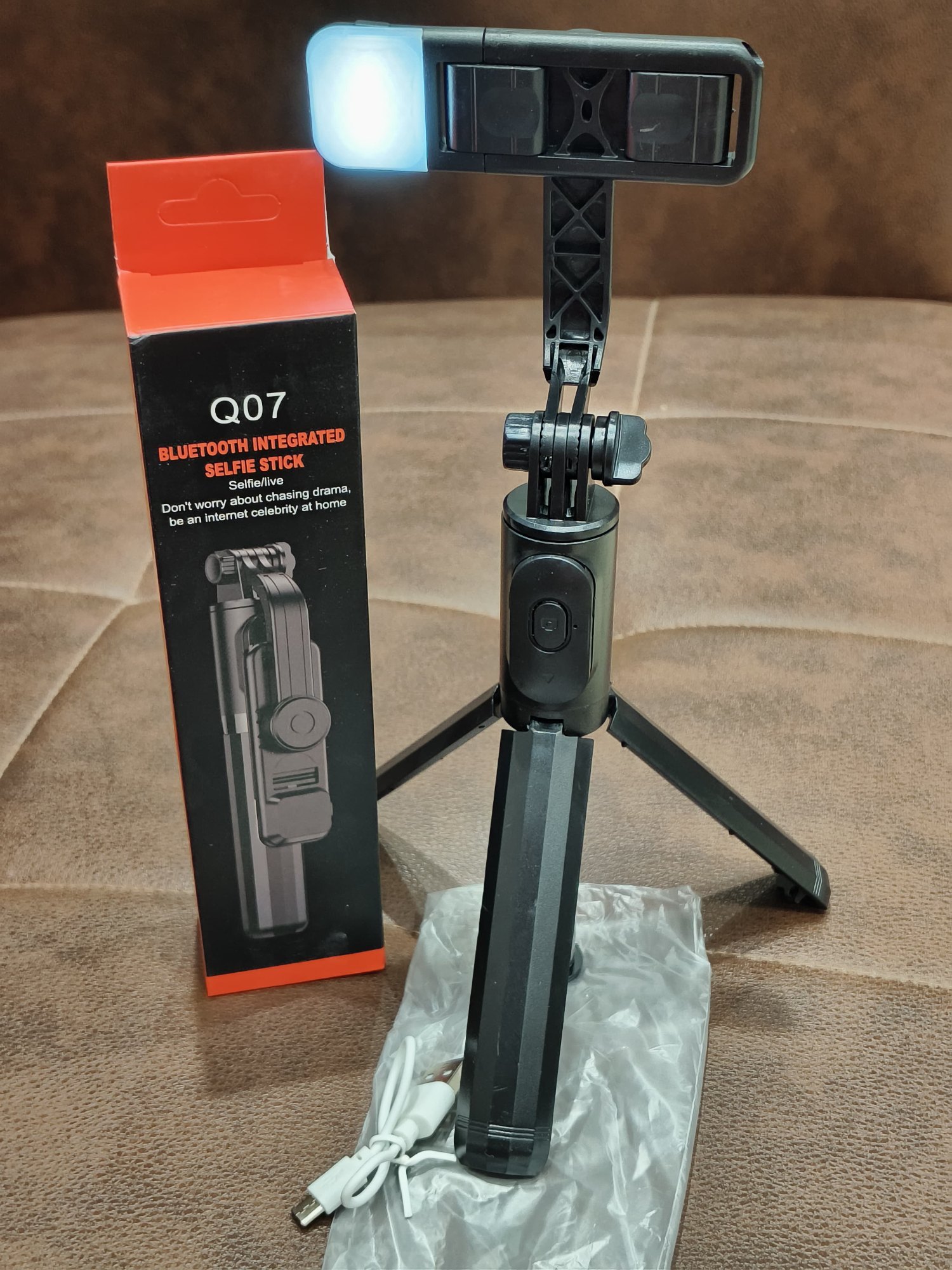 Q07 Selfie Stick Foldable Mini Tripod with Fill Light Bluetooth Remote Shutter Retractable Rod for Phone (100cm)